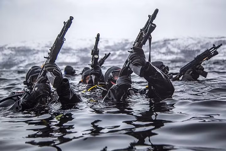 Đặc nhiệm Nga di chuyển dưới nước trước khi tiến hành tấn công tàu thủy ở vùng Bắc cực.