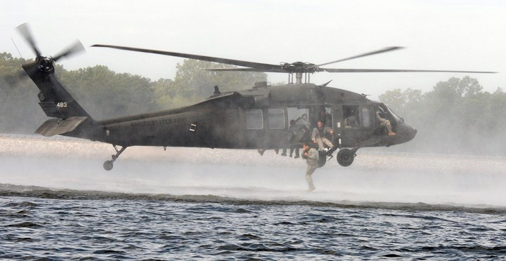 Trực thăng Mỹ hỗ trợ binh sĩ huấn luyện làm quen với môi trường chiến đấu trên mặt nước tại Ross Barnett, Mỹ.