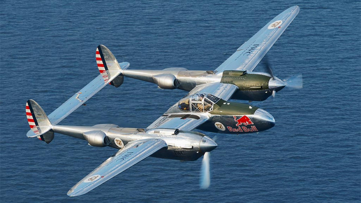 Lockheed P-38 Lightning là một chiến đấu cơ cổ dễ nhận diện nhất. Phi công có 4 súng máy, 1 pháo 20mm gắn trên mũi máy bay.