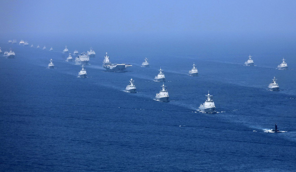 Tàu sân bay Liêu Ninh cùng đội tàu hộ tống diễn tập trên Biển Đông tháng 4/2018. Ảnh: Xinhua/AP.