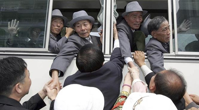 Nhưng các cuộc đoàn tụ theo hình thức mới chỉ được bắt đầu tổ chức từ năm 2000 – sau khi lãnh đạo hai miền Triều Tiên tổ chức hội nghị thượng đỉnh đầu tiên trong lịch sử. Ảnh: AP.