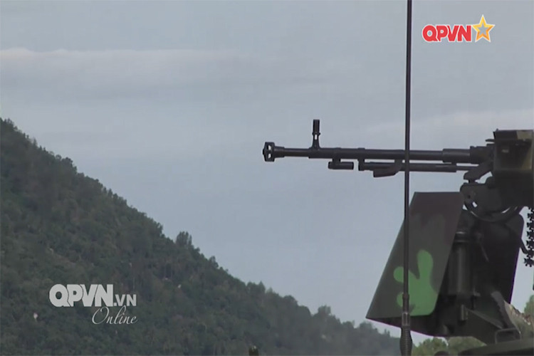 Trong ảnh là súng máy 12,7mm K54 trên tổ hợp cối tự hành 100mm M113A1 do Quân khu 9 cải tiến, theo nguyên bản xe thiết giáp M113A1 được trang bị súng máy 12.7mm M2 Browning do Mỹ chế tạo. Nguồn ảnh: QPVN.