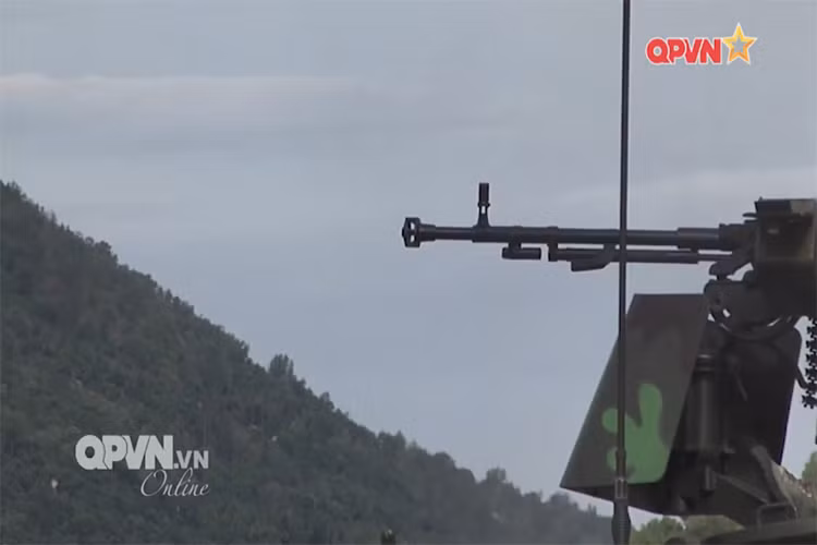Trong ảnh là súng máy 12,7mm K54 trên tổ hợp cối tự hành 100mm M113A1 do Quân khu 9 cải tiến, theo nguyên bản xe thiết giáp M113A1 được trang bị súng máy 12.7mm M2 Browning do Mỹ chế tạo. Nguồn ảnh: QPVN.