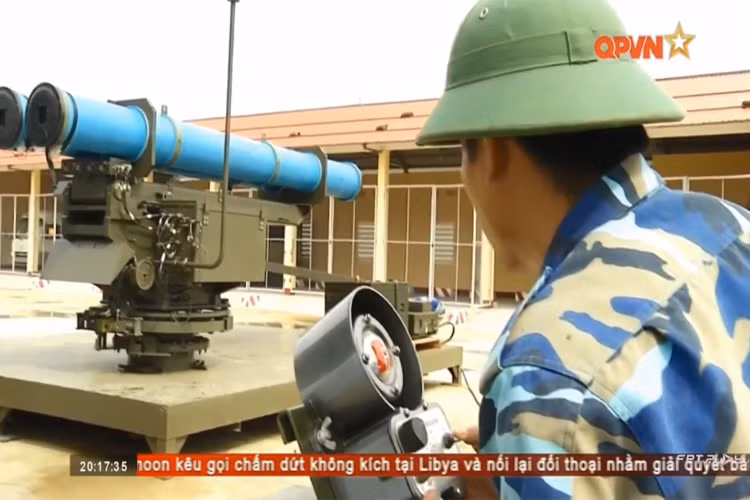 Đạn EXTRA có chiều dài 3,97 m, đường kính 300 mm, trọng lượng phóng 450 kg, mang theo đầu đạn nổ mạnh hoặc đạn chùm nặng 120 kg. Nguồn ảnh: QPVN.