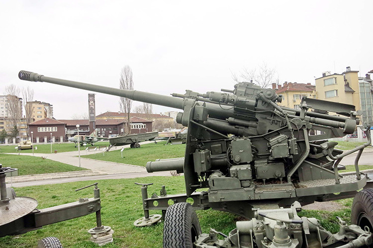 Pháo 100mm tiêu diệt mục tiêu trên không ở tầm bắn hiệu quả 13.700m và tối đa là 15.000m. Ngoài vai trò phòng không, chức năng thứ hai của KS-19 là tấn công mục tiêu mặt đất. Khi hạ nòng, KS-19 có thể xuyên giáp (xe tăng, xe bọc thép) dày 185mm ở khoảng cách 1.000m. Nguồn ảnh: Bostjan Ozbolt