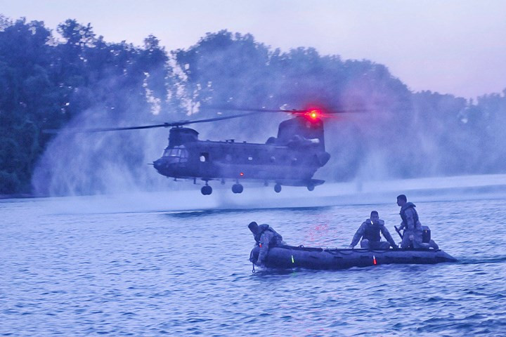 Trực thăng CH-47 Chinook thả xuồng cao su cho binh sĩ tập trận đổ bộ tấn công đường sông ở Fort Bragg, Mỹ.