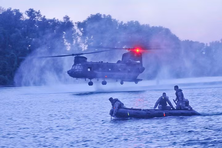 Trực thăng CH-47 Chinook thả xuồng cao su cho binh sĩ tập trận đổ bộ tấn công đường sông ở Fort Bragg, Mỹ.