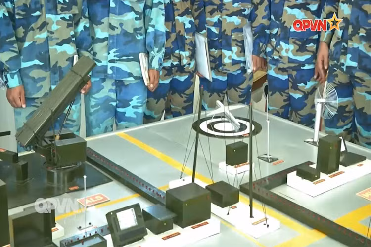 Theo đó hệ thống mô phỏng tổng quan này là sự kết hợp tất cả các trang bị hiện có của Lữ đoàn 685 gồm các trạm, dàn phóng, máy bay không người lái và trạm quan sát. Nhờ đó cán bộ chiến sĩ trong đơn vị dễ dàng quan sát tổng thể quy trình hoạt động của một hệ thống tên lửa bờ hoàn chỉnh một cách sinh động nhất. Nguồn ảnh: QPVN.