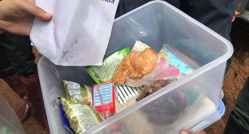 Hộp sinh tồn được thả vào trong hang động. Ảnh: The Nation.Chiến dịch giải cứu kéo dài