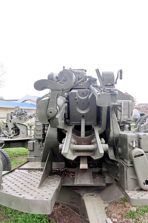 Cận cảnh bộ phận nạp đạn pháo KS-19 100mm, với những viên đạn pháo có trọng lượng lên đến 16kg KS-19 còn được trang bị thêm mang đỡ cho cho phép pháo thủ đưa đạn pháo vào bệ khóa nòng một cách dễ dàng hơn. Nguồn ảnh: Bostjan Ozbolt