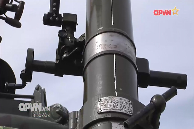 Còn đây là tổ hợp cối 100mm Việt Nam chế tạo được lắp trên xe thiếp giáp M113A1 do Quân khu 9 cải tiến, ta có thể thấy rõ năm sản xuất của khẩu cối này trên thân súng. Nguồn ảnh: QPVN.
