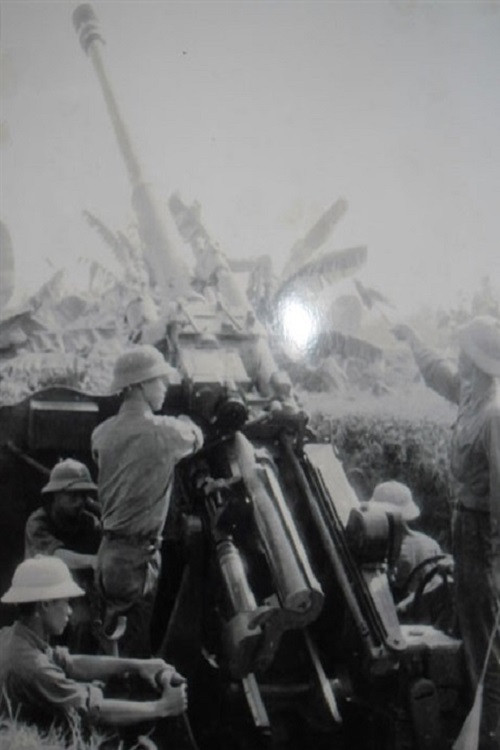 Các trận địa của Trung đoàn 210 đồng loạt nổ súng vào khu vực địch nâng độ cao bổ nhào cắt bom. 8 khẩu pháo cao xạ 100mm của Đại đội 101 tại đồi Tiến Lập, xã Gia Sàng, tập trung hỏa lực bắn chiếc F-105 đi đầu nhưng không hiệu quả. Nguồn ảnh: Báo Tin Tức