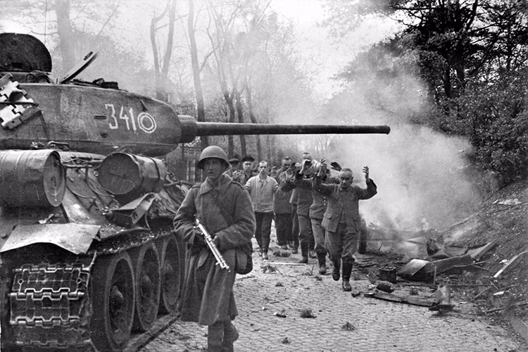 Các tập đoàn quân cuối cùng của Đức nhanh chóng sụp đổ trước bước tiến của Hồng quân Liên Xô trên khắp các mặt trận ở châu Âu mà đỉnh điểm là tại Berlin với hàng chục ngàn quân Đức bị vây hãm tại đây. Nguồn ảnh: waralbum.ru.