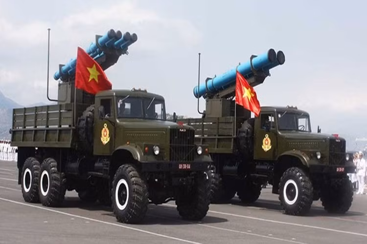 Chuẩn bị sẵn sàng để tham gia huấn luyện, diễn tập có bắn đạn thật Lữ đoàn tên lửa bờ 685, vùng 4 hải quân luôn duy trì tốt việc học tập, huấn luyện khí tài đặc chủng trên các mô hình cụ, góp phần giảm bớt chi phí cũng như nâng cao tuổi thọ trang bị mà lữ đoàn đang được biên chế, trong đó bao gồm cả hệ thống tên lửa Tên lửa EXTRA (Extended Range Artillery).