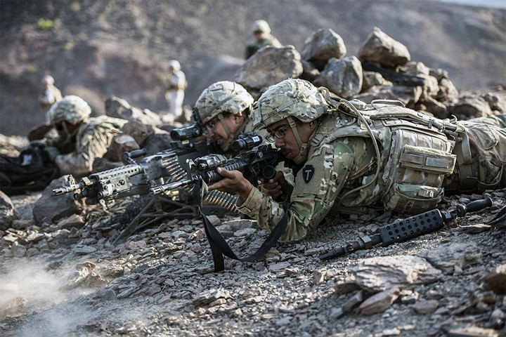 Binh sĩ Mỹ nã đạn vào mục tiêu giả tưởng trong cuộc tập trận bắn đạn thật Alligator Dagger tại Djibouti.