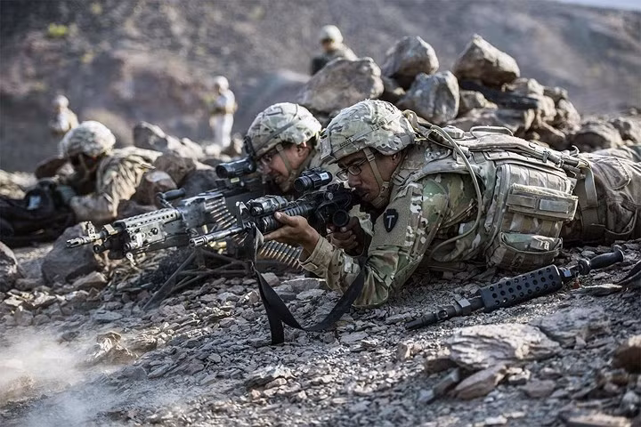 Binh sĩ Mỹ nã đạn vào mục tiêu giả tưởng trong cuộc tập trận bắn đạn thật Alligator Dagger tại Djibouti.