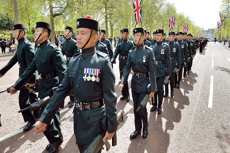 Ngày nay, ngoài quân đội Anh và cảnh sát Singapore, chiến binh Gurkha còn phục vụ trong quân đội Nepal, quân đội Ấn Độ, đội cận vệ Hoàng gia Brunei, lực lượng gìn giữ hòa bình Liên Hiệp Quốc và nhiều chiến trường trên khắp thế giới.