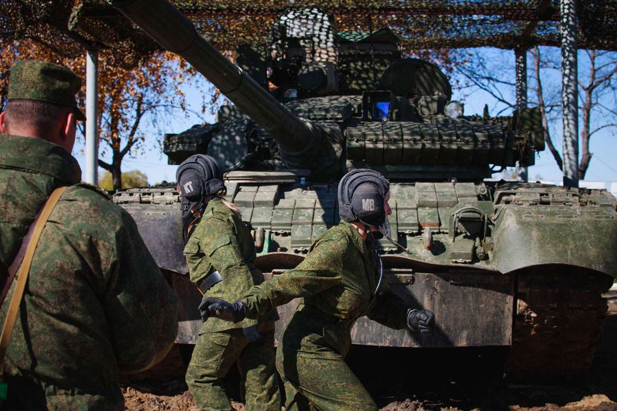 Sau khi thuần thục kỹ năng điều khiển một chiếc xe tăng, các nữ binh sĩ Quân khu phía Đông sẽ được phép lái một chiếc xe tăng thực thụ với vai trò là kíp chiến đấu chính. Nguồn ảnh: tipolog.