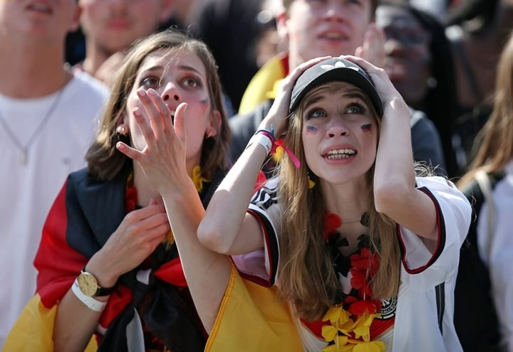 Hai cổ động viên nữ nuối tiếc một cơ hội ngon ăn bị các cầu thủ Đức bỏ lỡ. Ảnh: Getty Images