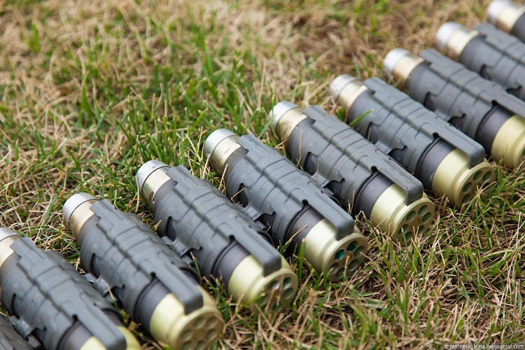 Tốc độ bắn của AGS-40 lên đến 400 phát/phút với sơ tốc đầu nòng 240m/s, phía NPO "Pribor" cam kết mẫu súng phóng lựu này có vòng đời không thấp hơn 4.000 phát bắn và nó có thể hoạt động trong mọi điều kiện tác chiến khắc nghiệt nhất. Nguồn ảnh: mareeva-irina.