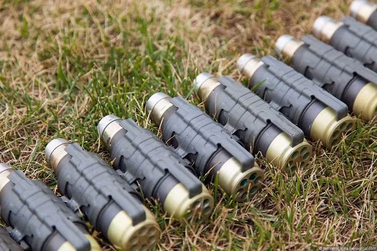 Tốc độ bắn của AGS-40 lên đến 400 phát/phút với sơ tốc đầu nòng 240m/s, phía NPO "Pribor" cam kết mẫu súng phóng lựu này có vòng đời không thấp hơn 4.000 phát bắn và nó có thể hoạt động trong mọi điều kiện tác chiến khắc nghiệt nhất. Nguồn ảnh: mareeva-irina.