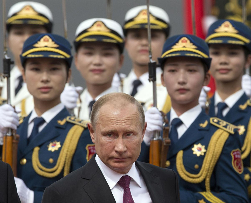 Sau sự kiện Nga sáp nhập Crimea năm 2014, Moscow nhận sự chỉ trích dữ dội từ phương Tây và đối mặt với nhiều lệnh trừng phạt. Ông Putin phải tìm kiếm sự ủng hộ từ Trung Quốc trong lĩnh vực thương mại và đầu tư, hai nước dần thiết lập mối quan hệ nồng ấm và thân thiện. Tổng cộng, 2 ông Putin và Tập Cận Bình đã gặp nhau 25 lần. Ảnh: AP.