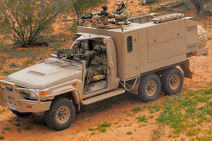 Xe Land Cruise 6x6 được gắn súng máy ở thùng phía sau ( phiên bản dành cho đặc nhiệm). Nhiên liệu của xe đủ để đi xa 2.500km. Lương thực trên xe đủ dùng trong thời gian dài.