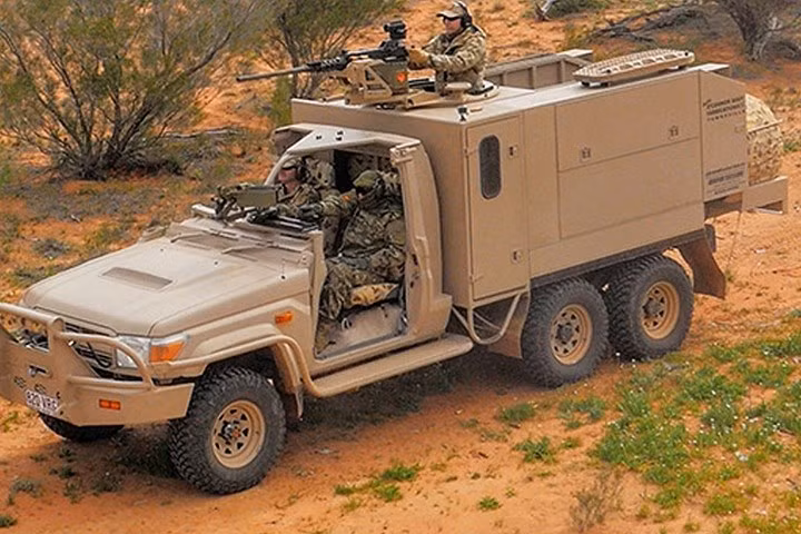 Xe Land Cruise 6x6 được gắn súng máy ở thùng phía sau ( phiên bản dành cho đặc nhiệm). Nhiên liệu của xe đủ để đi xa 2.500km. Lương thực trên xe đủ dùng trong thời gian dài.