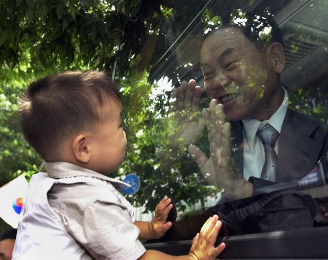 Trước đó, ngày 22/6, các quan chức Hội Chữ Thập Đỏ Hàn Quốc và Triều Tiên đã nhất trí tổ chức cuộc họp mặt cho các gia đình bị chia cắt vào ngày 20 đến 26/8 tại Núi Kim cương thuộc Triều Tiên, nằm trên bờ biển phía Đông. Cuộc đoàn tụ sẽ gồm 100 gia đình Triều Tiên và 100 gia đình Hàn Quốc. Trong ảnh, ông Chung Chang Mo (người Triều Tiên) chào tạm biệt cháu trai sau khi có chuyến thăm và đoàn tụ với người thân kéo dài 4 ngày tại Seoul (Hàn Quốc). Ảnh: AFP