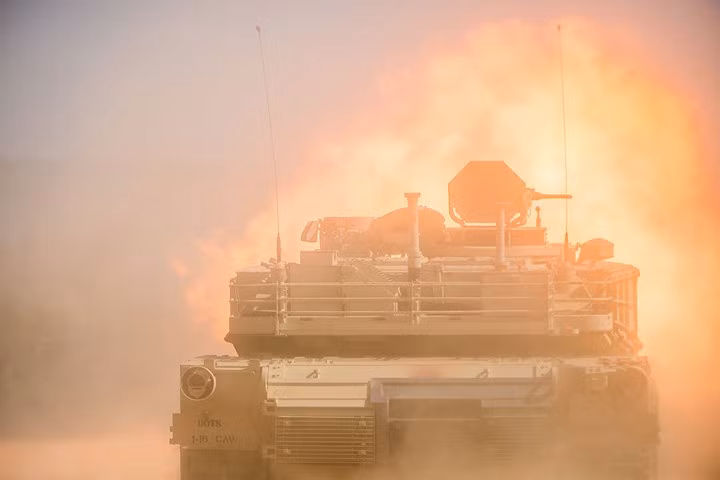 Xe tăng chiến đấu chủ lực M1A2 Abrams khai hỏa trong cuộc tập trận tại Fort Benning, Mỹ.