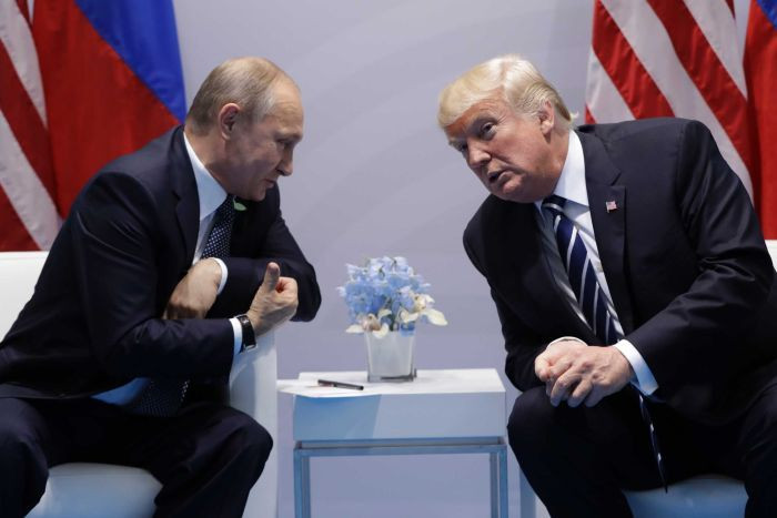 Tổng thông Putin (trái) và Tổng thống Trump tại cuộc gặp bên lề một hội nghị quốc tế. Ảnh: ABC