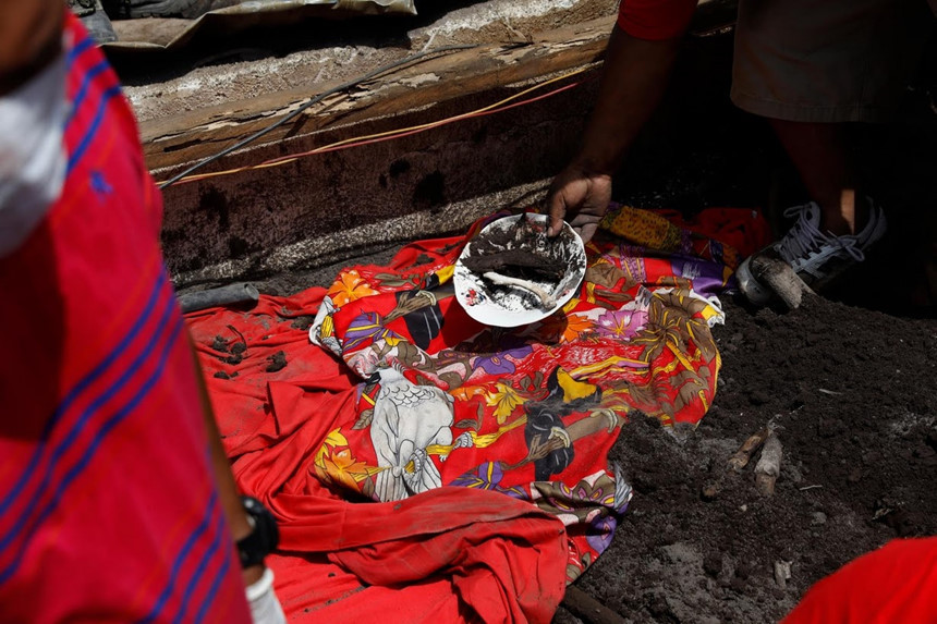 "Anh thấy đó, chủ nhật rồi chúng tôi tìm thấy hài cốt mẹ tôi. Chúng tôi cũng tìm thấy một trong ba đứa con hôm qua. Tức là chúng tôi đang thu được kết quả", chị nói. Tại nhà mẹ chị, chị chỉ tìm thấy một chiếc răng và hai mảnh xương.