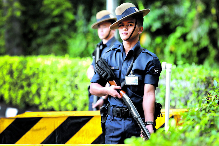 ...và dù hiện đại cỡ nào cũng không thể thiếu món vũ khí truyền thống là dao quắm kukri.