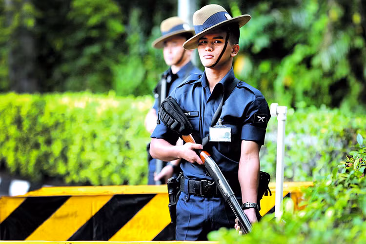 ...và dù hiện đại cỡ nào cũng không thể thiếu món vũ khí truyền thống là dao quắm kukri.