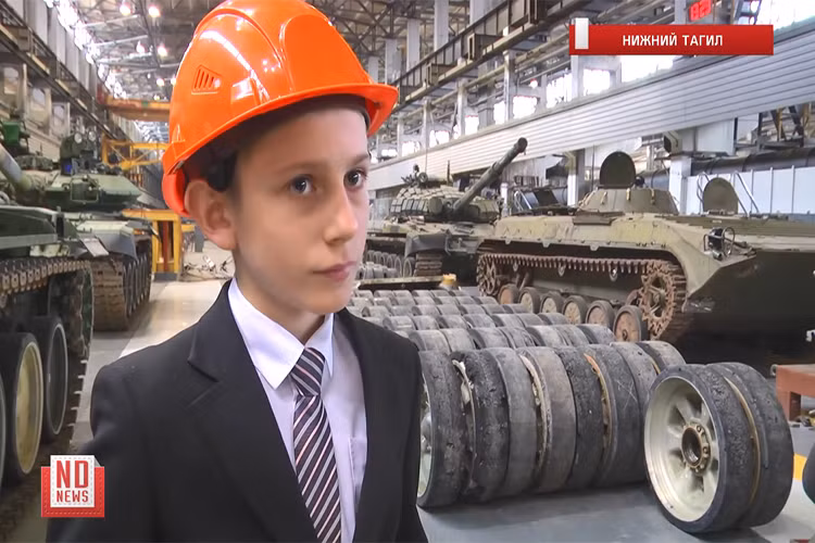 Trong ảnh là “thiết kế sư” Yegor Trofimova trong chuyến tham quan đầu tiên của mình đến một nhà máy chế tạo xe tăng. Nguồn ảnh: ND News.