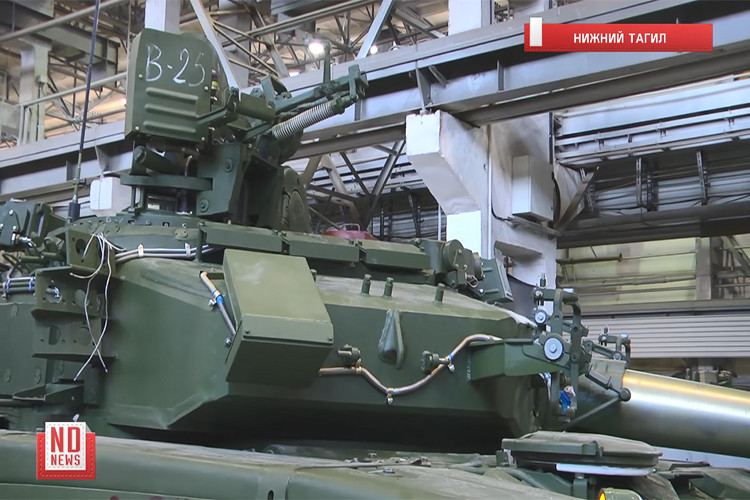 Bộ giáp hông này có các khối giáp phản ứng nổ kéo dài từ đầu xe tới khu vực động cơ, cho phép gắn thêm các miếng giáp ERA phụ đựng trong các túi mềm có khả năng vô hiệu hóa đạn xuyên lõm 2 tầng kiểu RPG-29. Nguồn ảnh: ND News.