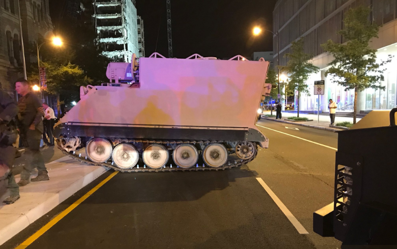 Trong ảnh là chiếc M113 - Joshua Philip Yabut lấy trộm sau khi ra đầu hàng cảnh sát bang Virginia. Nguồn ảnh: CyrusBaird.