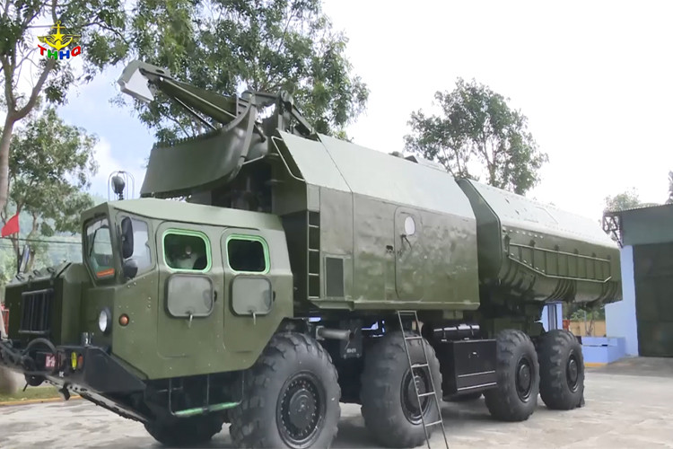 Đài radar Harpoon được dùng để phát hiện mọi mục tiêu trên mặt biển (tầm trinh sát 40-100km) và làm nhiệm vụ cung cấp lệnh dẫn đường cho tên lửa. Anten của radar khi hành quân thu lại trong các ống thủy lực gấp gọn phía trước cabin điều khiển, khi chiến đấu nhờ hệ thống thủy lực được nâng cao lên 7,3m. Nguồn ảnh: Truyền hình Hải quân.