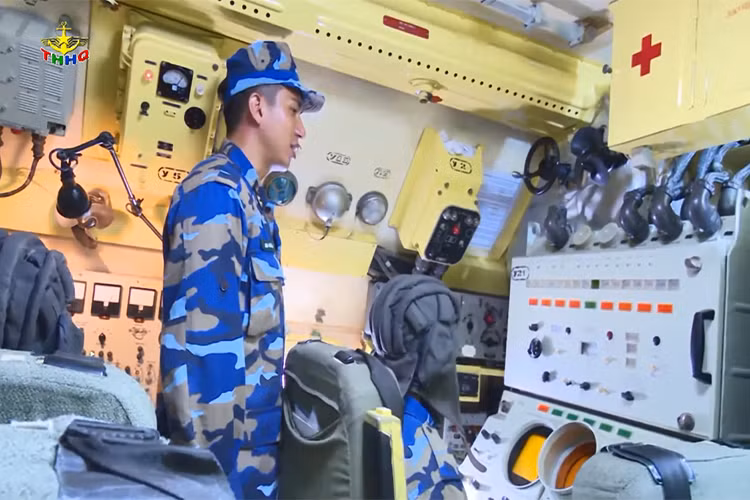 Các buổi huấn luyện công kích tên lửa tại Lữ đoàn tên lửa bờ 680 của kíp xe bệ đội hỏa tổ hợp 4K51 Rubezh đều đặt ra mục tiêu là giỏi nhiệm vụ của mình những vẫn nắm được và sẵn sàng thay thế từ một đến hai vị trí trong kíp chiến đấu khi cần. Nguồn ảnh: Truyền hình Hải quân.