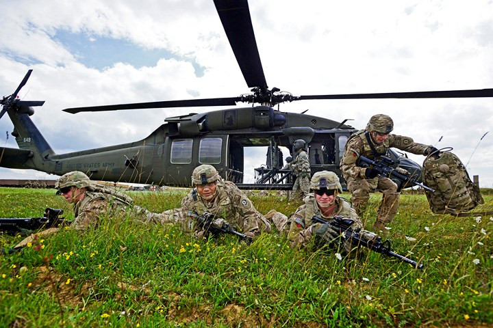 Binh sĩ Mỹ đổ bộ từ trực thăng tham gia cuộc tập trận tại Grafenwoehr, Đức.