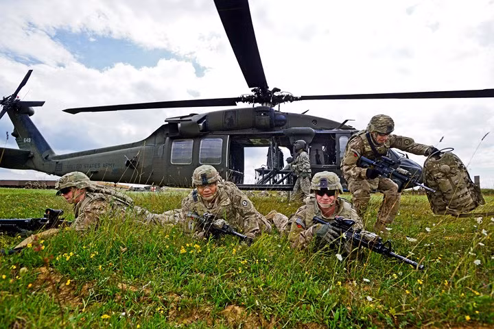 Binh sĩ Mỹ đổ bộ từ trực thăng tham gia cuộc tập trận tại Grafenwoehr, Đức.