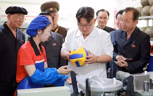 Ông Kim Jong-un (áo trắng) tham quan một nhà máy sản xuất đồ thể thao của Triều Tiên. Ảnh: KCNA.