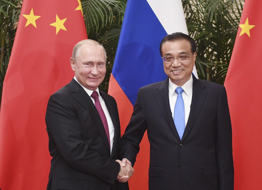 Trò chuyện với Thủ tướng Trung Quốc Lý Khắc Cường, Tổng thống Putin khẳng định quan hệ kinh tế, thương mại hai bên đang "tiến triển tốt", đồng thời nhấn mạnh Bắc Kinh và Moscow đang "tìm kiếm những phạm vi hợp tác mới". Đáp lại, ông Lý Khắc Cường kỳ vọng kim ngạch thương mại song phương sẽ đạt 100 tỷ USD trong năm nay và hướng đến hợp tác nhiều hơn với Nga trong lĩnh vực năng lượng hạt nhân. Ảnh: AP.