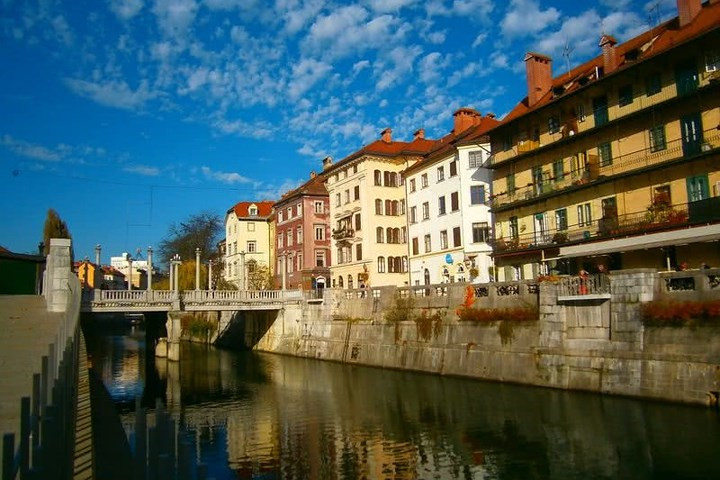 7. Slovenia là đất nước xinh đẹp và yên bình ở Trung Âu. Không khí ở đây rất thanh bình, tĩnh lặng. Người dân thì vô cùng thân thiện.