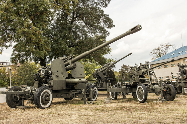  Pháo phòng không 100mm KS-19 do L.V. Lulyev thiết kế phát triển cuối năm 1945 theo yêu cầu của Hồng quân Liên Xô nhằm chống các máy bay ném bom ở tầm cao 10.000m. Khoảng 10.000 khẩu được sản xuất từ 1947-1957 trang bị cho bộ đội phòng không Liên Xô và khoảng 10 quốc gia trên thế giới. Nguồn ảnh: Massimo Foti.