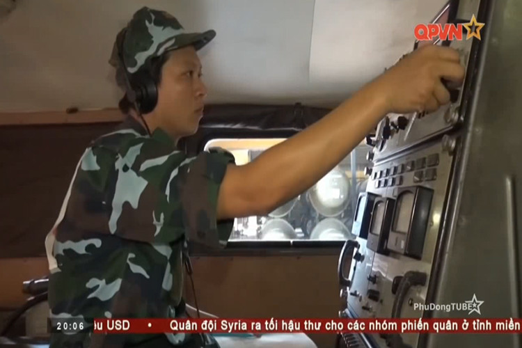 Với quyết tâm cao các kíp chiến đấu đã thuộc luyện thao tác lắp ráp thông mạch điện, hiệu chỉnh đạn, vận chyện tên lửa đến vị trí quy định. Nguồn ảnh: QPVN.