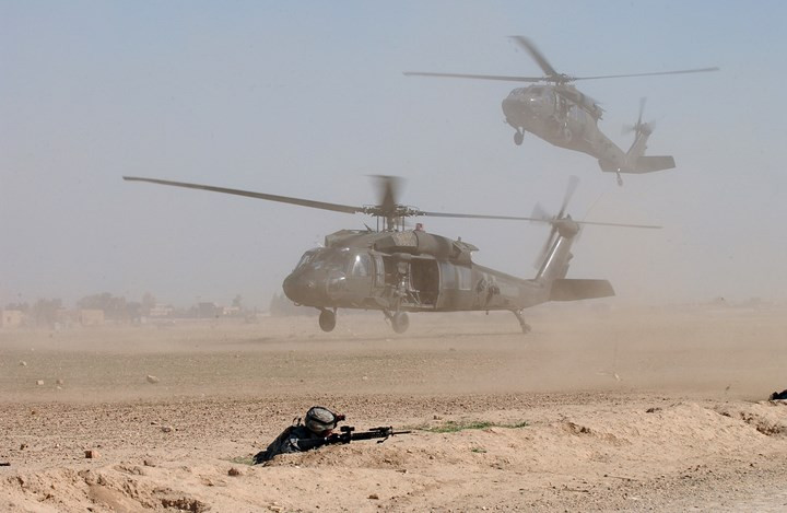 Hai trực thăng UH-60 Black Hawk hạ cánh tiếp nhận các binh sĩ tham gia tập trận tại Samarra, Iraq.