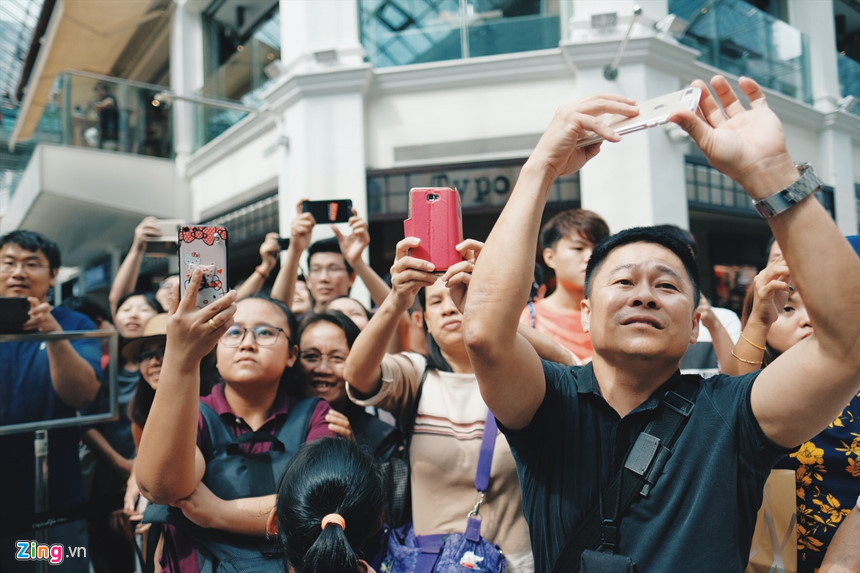 Hội nghị thượng đỉnh Mỹ - Triều ở Singapore là một cơ hội kinh doanh cho cả các nhãn hàng lẫn Howard và Alan. Đơn vị tổ chức hội nghị "xịn" tại trung tâm mua sắm vào chiều 9/6 là một công ty truyền thông xã hội, lợi dụng sự ảnh hưởng và khả năng thu hút công chúng của Howard và Alan. Người dùng sẽ tải ứng dụng của công ty này phát triển để có cơ hội xếp hàng và chụp ảnh với hai "nhà lãnh đạo". Trước đó, Howard X nói rằng anh nhận được khá nhiều lời mời của các công ty địa phương để xuất hiện trong thời gian này.