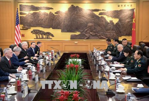 Bộ trưởng Quốc phòng Mỹ James Mattis (trái) tại cuộc hội đàm với người đồng cấp Trung Quốc Ngụy Phụng Hòa (phải) ở Bắc Kinh ngày 27/6. Ảnh: AFP/TTXVN