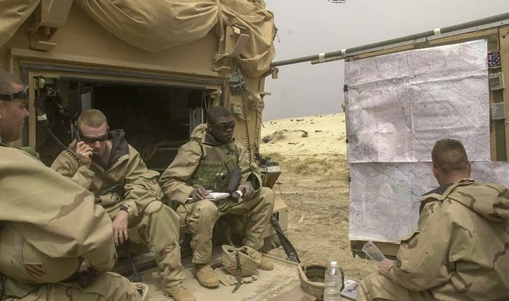 Quân nhân tại chốt chỉ huy trung đoàn kỵ binh số 7 Mỹ đang điều phối trận đánh ác liệt ở khu vực thị trấn As Samawah.